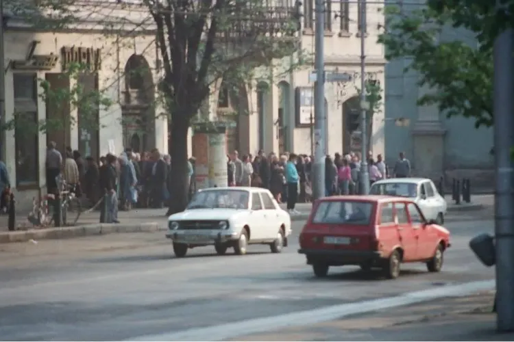 Cluj-Napoca: Coadă la lapte în comunism! Vă este dor? Cât costa un iaurt sau o sana - FOTO