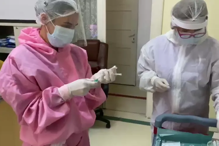 Vaccinările avansează greu la Cluj, pentru că nu sunt încă destule doze. Clujenii fug la Târgu Lăpuș