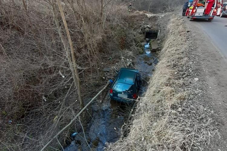 Salvare spectaculoasa. Mașina prăbușită în albia unui pârâu la Băișoara - FOTO