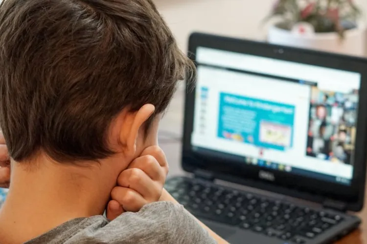 Gustul amar rămas în urma școlii online pentru elevii din Cluj: „Școala online nu a fost eficientă”