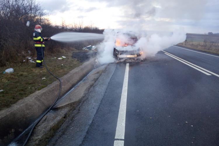 O mașină a luat foc între Mihăești și Topa Mică - FOTO   