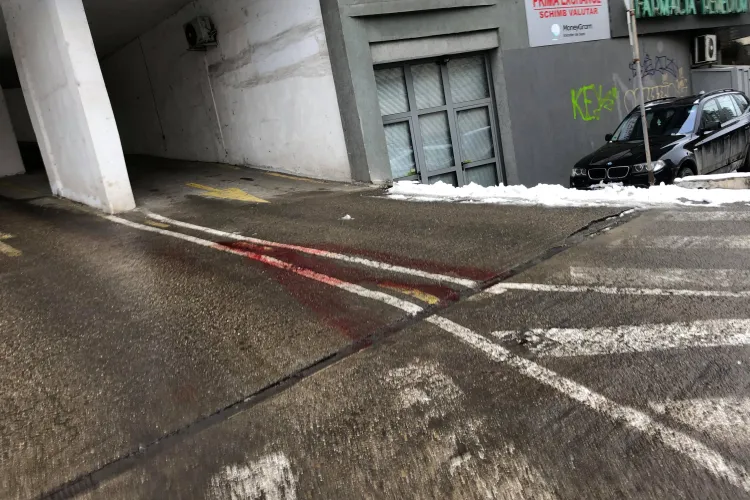 Locul sinuciderii din Mărăști arată sinistru. Au plecat și sângele curge pe beton - FOTO