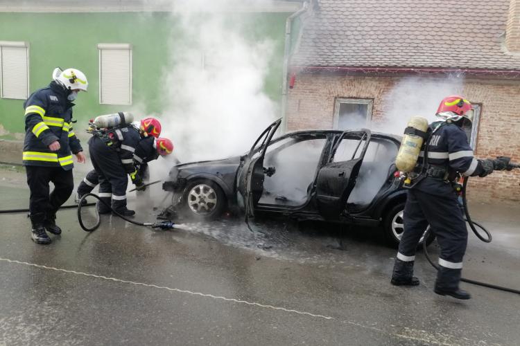 O mașină a ars ca o torță în Sibiu, localitatea Orlat - VIDEO   