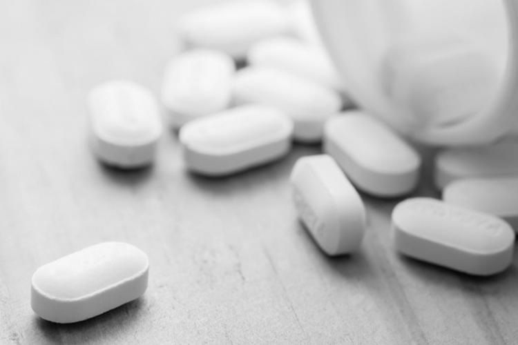 Un român s-a tratat singur de COVID, dar a murit din cauza supradozei de paracetamol   