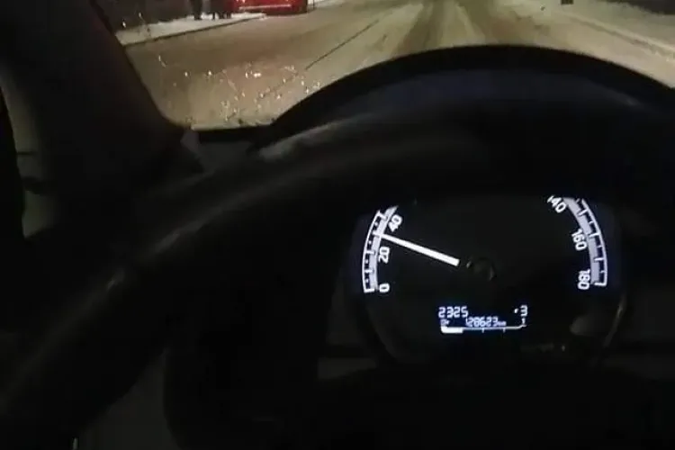 BMW căzut pe malul Someșului, lângă Cluj Arena. A derapat pe drumul cu zapadă - FOTO