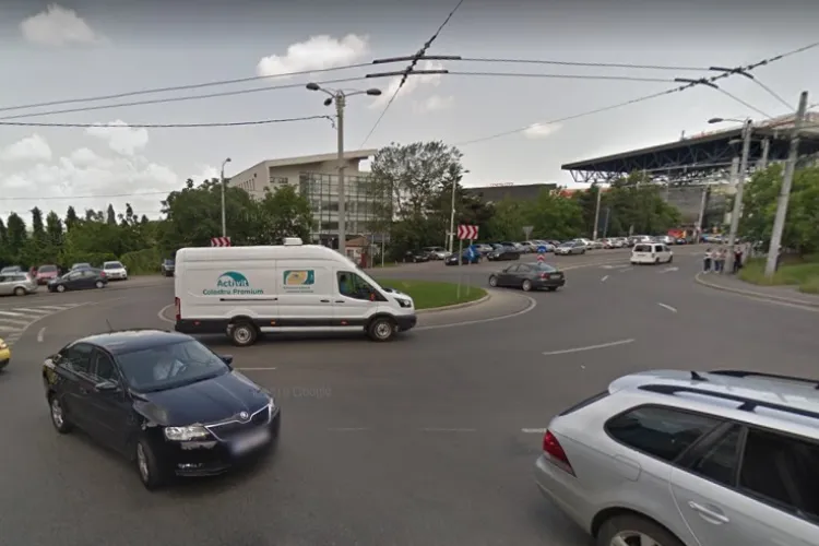 Copil de 2 ani, SINGUR, salvat de trecători în zona Iulius Mall Cluj, când voia să treacă strada. Ar fi fugit de la o creșă