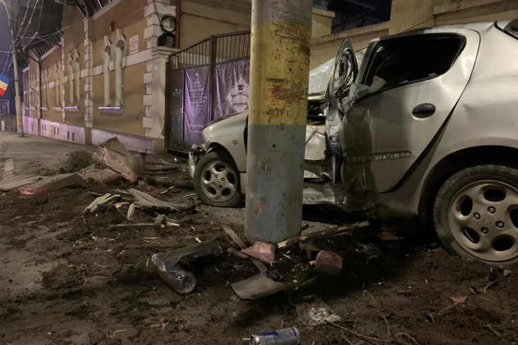 Accident la Fabrica de Bere. Mașinile au ajuns pe trotuar - FOTO