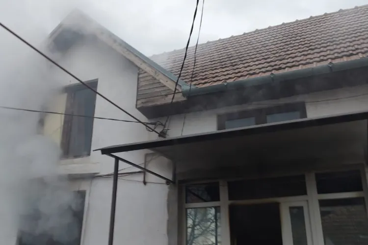 Incendiu în Apahida, pe strada Porumbeilor. Pompierii au limitat rapid pabugele - FOTO