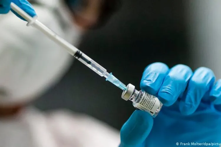Reacțiile adverse sunt mai frecvente după a doua doză de vaccin: „Este un fenomen întâlnit la toate vaccinurile care au rapel”