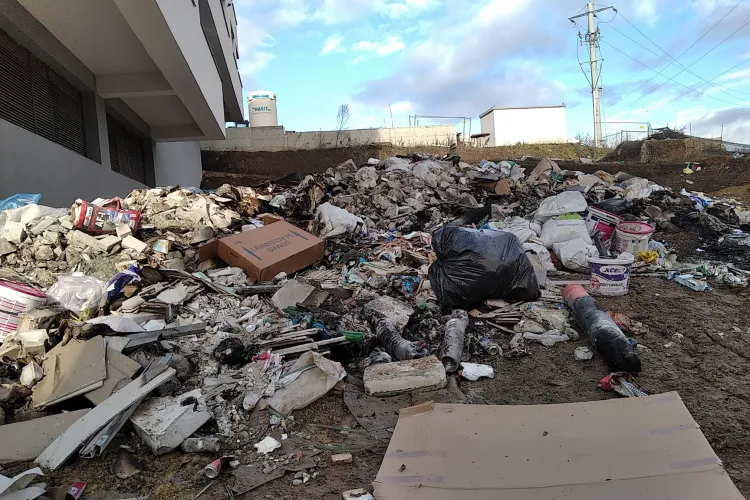 Viceprimarul din Baciu, Cosmin Maier, luat la rost de oameni pentru groapa de gunoi formată pe strada Luceafărului - FOTO