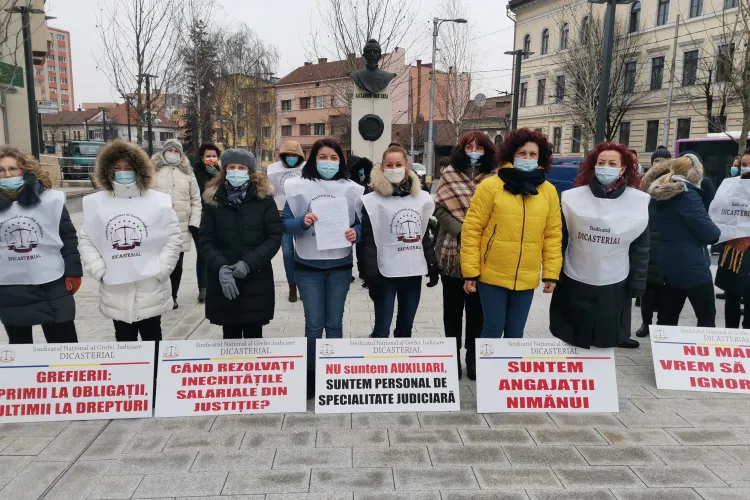 Grefierii din Cluj au protestat în fața Prefecturii. Ei cer calcularea corectă a salariilor - FOTO