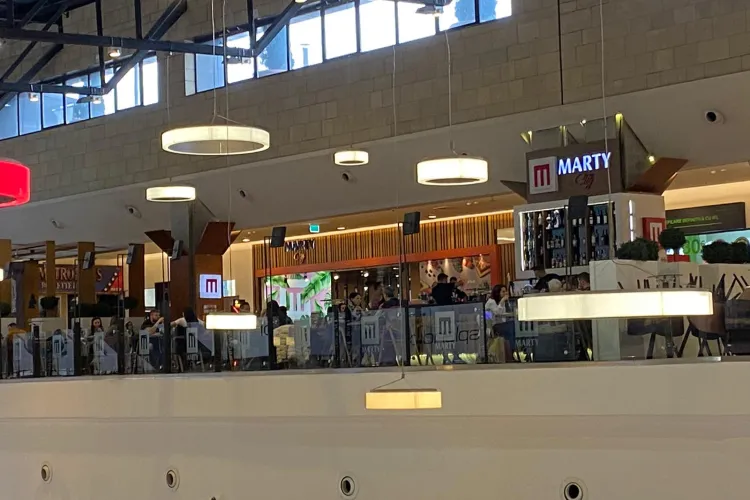 Restaurantul Marty în Iulius Mall Cluj e plin. Clujenii sunt cu ochii pe cei care nu respectă legea - FOTO