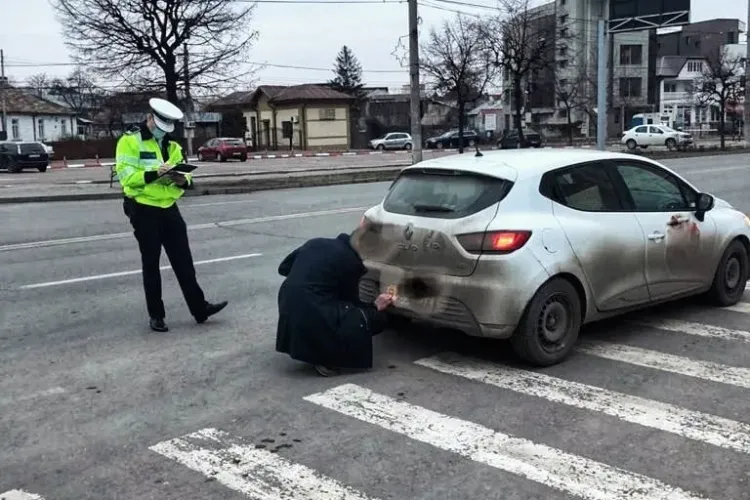 Șofer pus să își curețe cu batista plăcuțele de înmatriculare - FOTO   