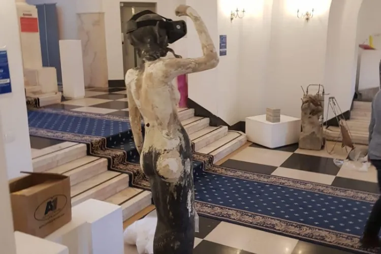 Clotilde Armand a expus statui reprezentând DRACI în pielea goală în Primăria Sectorului 1 - FOTO   