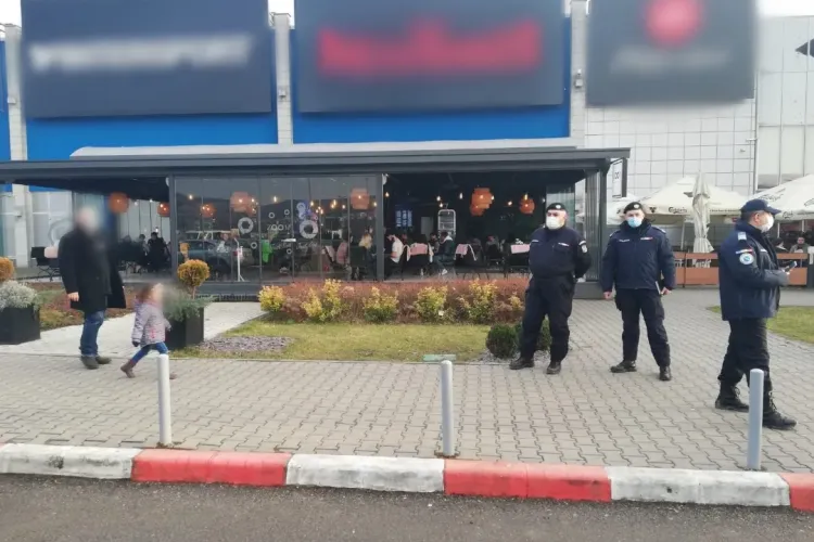 Terase care funcționau ilegal la VIVO. Proprietarii puși să dărâme pereții: Erau 30 de oameni în interior - FOTO   