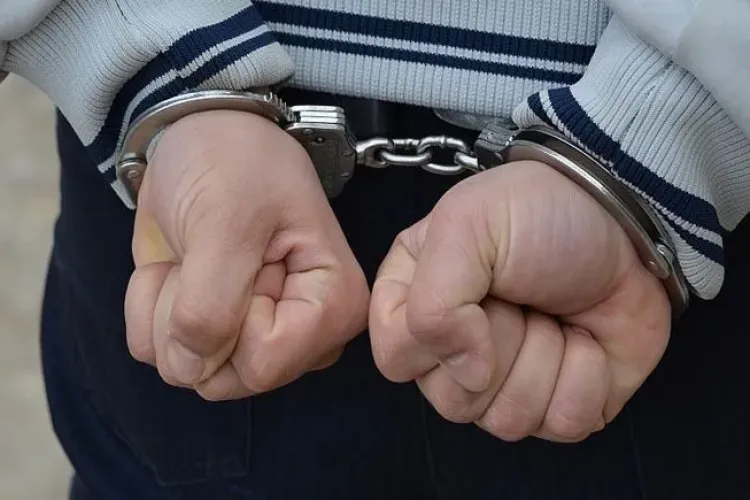 Cercetat pentru 3 infracțiuni la doar 21 de ani