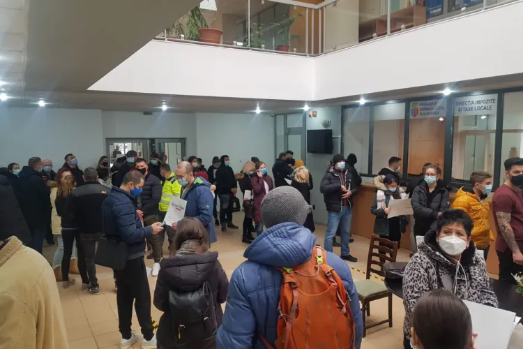 Aglomerație la Serviciul de Înmatriculări: Nu se mai respectă nicio regulă COVID-19 - FOTO 