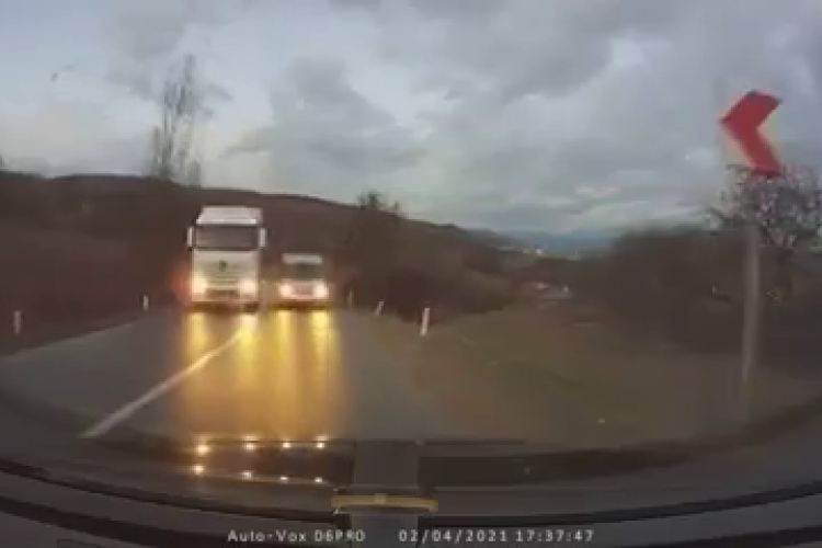 Șofer sinucigaș filmat de un clujean pe un drum din Bistrița Năsăud - VIDEO