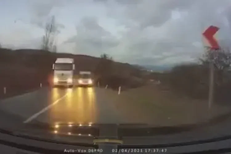 Șofer sinucigaș filmat de un clujean pe un drum din Bistrița Năsăud - VIDEO