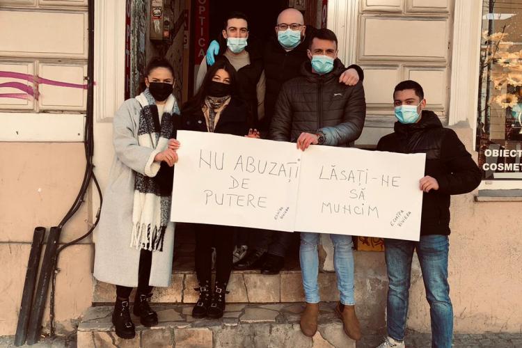 Protest la o cafenea din Cluj-Napoca: Nu abuzați de putere - FOTO