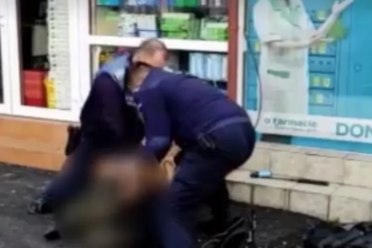 Cluj: Bărbat cu un cuțit în mână arestat de polițiști în Piața Mihai Viteazu. Momente de groază - VIDEO