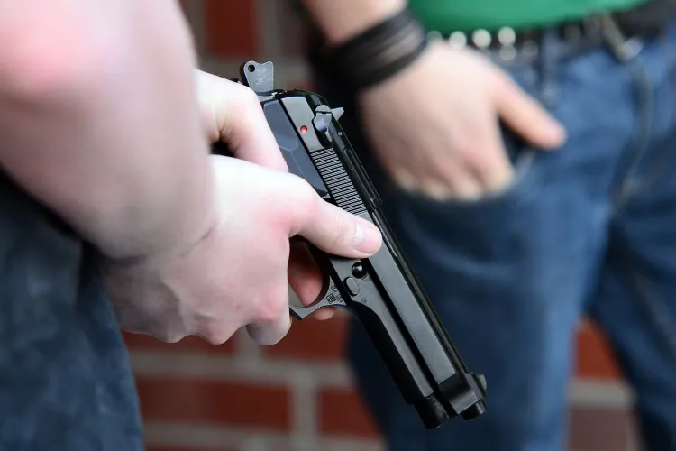 Pistol folosit într-un bloc din Hunedoara. Un bărbat a tras ca să se apere de un vecin