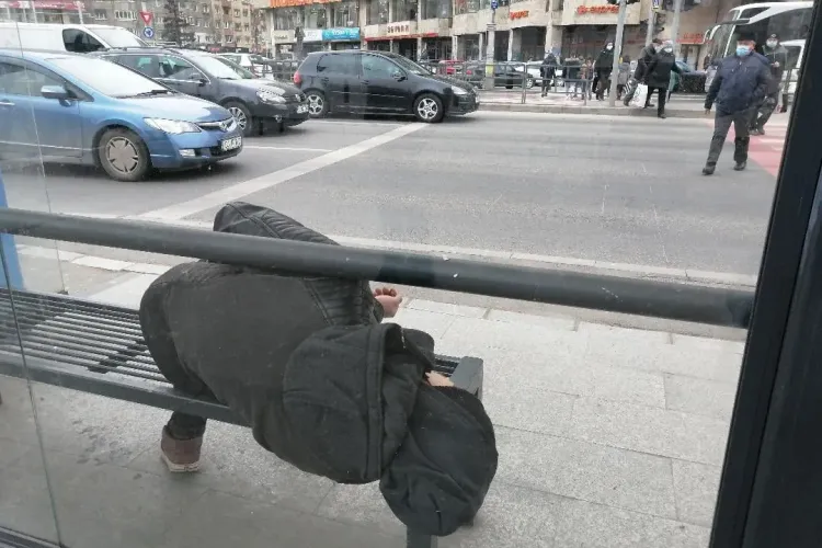 Un drogat doarme în stația de autobuz din Mărăști - FOTO