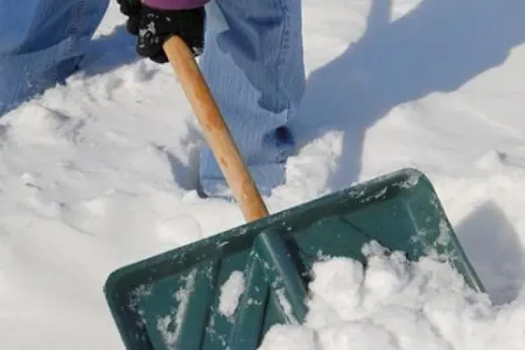 Poți primi o amendă usturătoare dacă nu cureți zăpada din dreptul casei tale