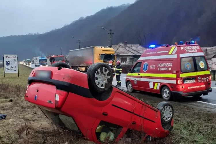 Mașină răsturnată la Ciucea - FOTO