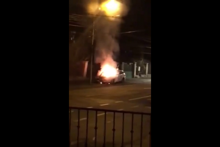 Un taximetru a luat foc în Grigorescu, când proprietarul era la păcănele - VIDEO
