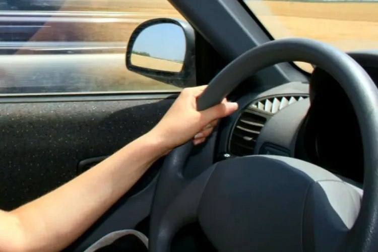 Doi minori din Câmpia Turzii au furat un autoturism și s-au plimbat prin oraș