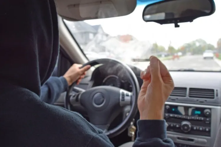 Atenție! Tinerii drogați fură mașini la Cluj, pentru a avea bani de prafuri. Poliția i-a prins pe doi dintre ei