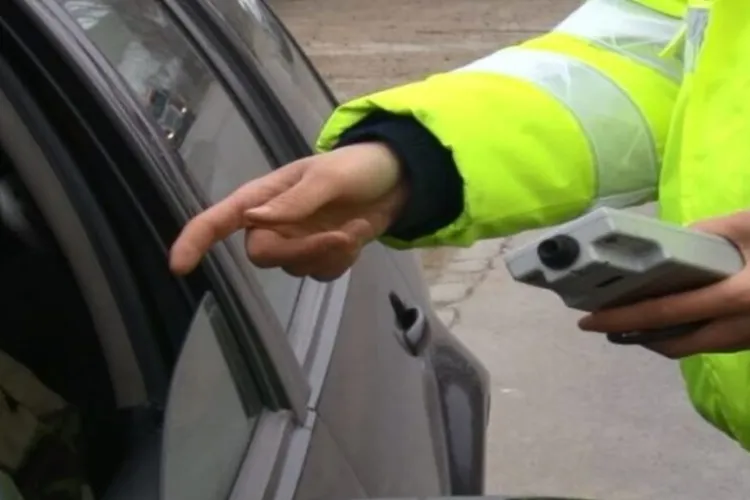 S-a urcat beat criță la volan, a făcut accident și a fugit