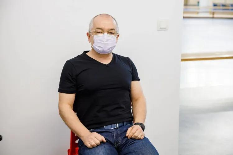 Boc e în formă fizică de invidiat! Și-a arătat mușchii la vaccinare - FOTO