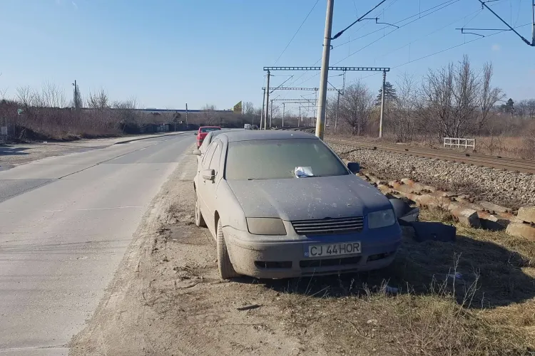 Alo, poliția! Mașini parcate pe Calea Someșeni de luni de zile. S-a adunat praful pe ele - FOTO