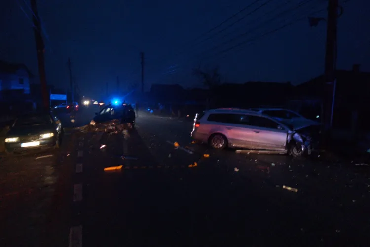 Accident în Gherla! Doi stâlpi de curent au fost distruși -FOTO