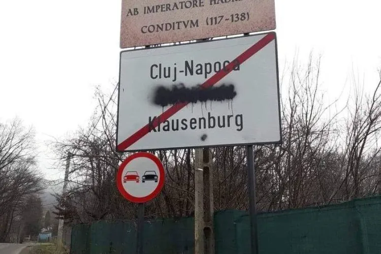 Cuvântul Kolozsvar, acoperit cu spray negru la intrare în Cluj-Napoca de ceva ”maimuță” - FOTO   