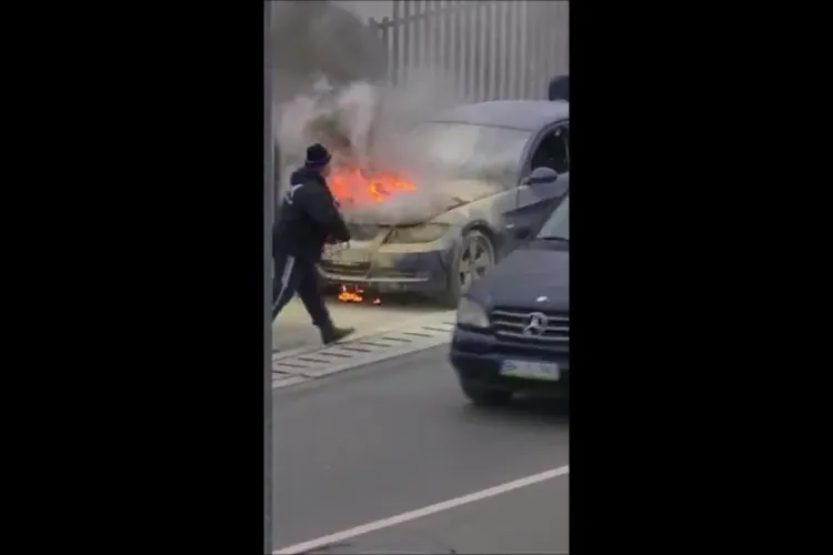 BMW în flăcări pe Calea Baciului, lângă Ruttrans - VIDEO