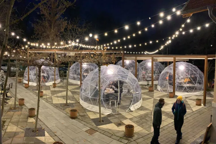 Poliția a dispus demolarea IGLUURILOR din Piața Muzeului (Form și Caro) și Parcul Central (Colin's Gastro Pub)