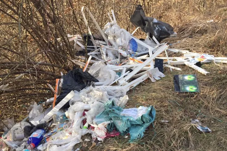 Moloz și alte deșeuri aruncate în Cluj-Napoca. Între gunoaie apare și numele unei firme - FOTO