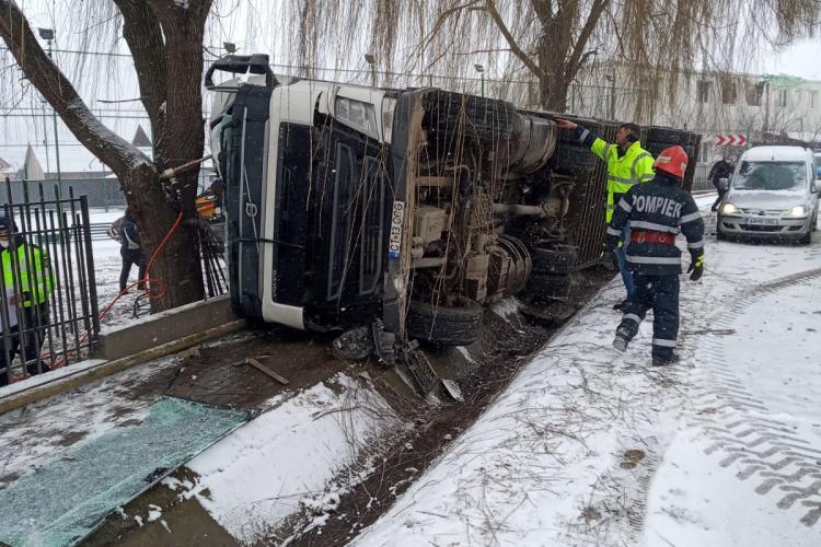 Accident în Sâncel, Alba. TIR cu oi a intrat în gardul școlii - VIDEO