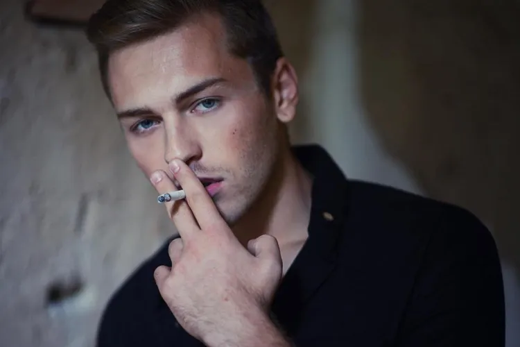 Un fotomodel a fost pus șef la Apele Române filiala Cluj. Valentin Avram semăna cu James Dean - FOTO