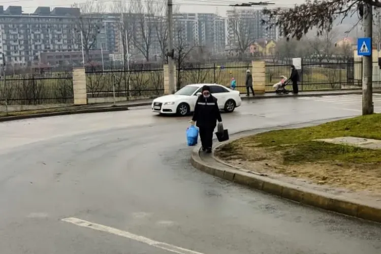  Haosul de la frumoasa Bază Sportivă din Gheorgheni. Trotuarul a dispărut, iar de trei ani se promite și nu se face nimic - FOTO