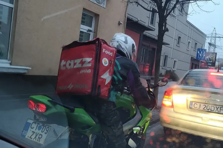 Nesimțit de la Tazz a rupt cu mâna 2 oglinzi în trafic, pe strada Traian - FOTO