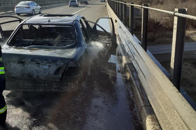 O mașină s-a făcut scrum pe Autostrada Transilvaniei - FOTO   