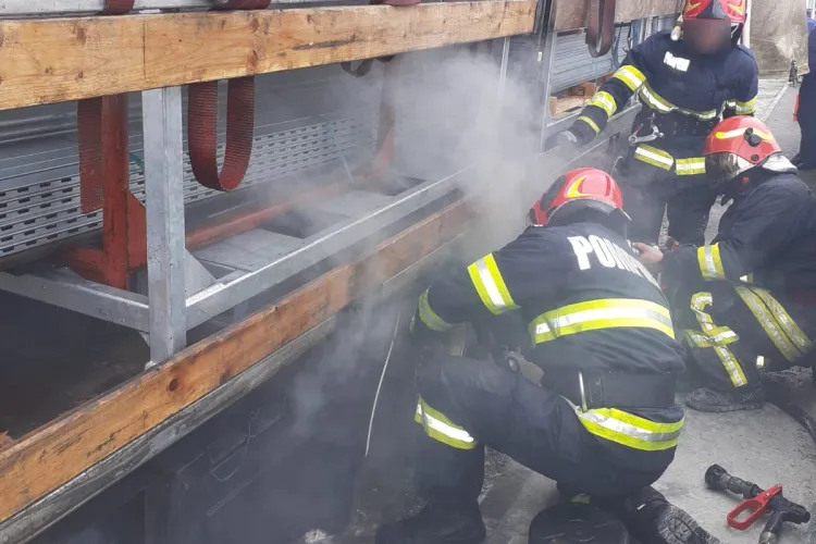 Un autocamion a luat FOC pe stradă - FOTO