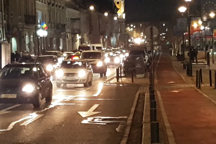 Clujul revine la viață. Vremea buna a umplut centrul de tineri - FOTO