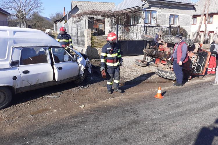 Accident straniu la Cluj! O Dacie a răsturnat un tractor - FOTO