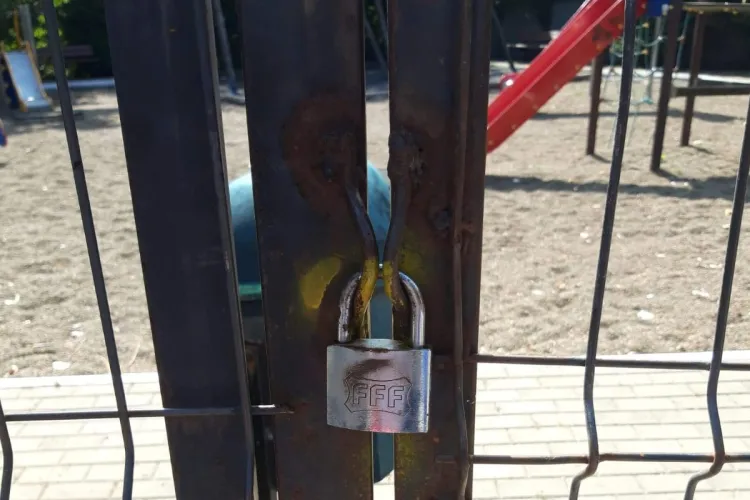 Anomalie! Primăria din Baciu a pus lacăt pe parc, iar oamenii intră ilegal cu copiii, pentru a nu-i lăsa pe străzi