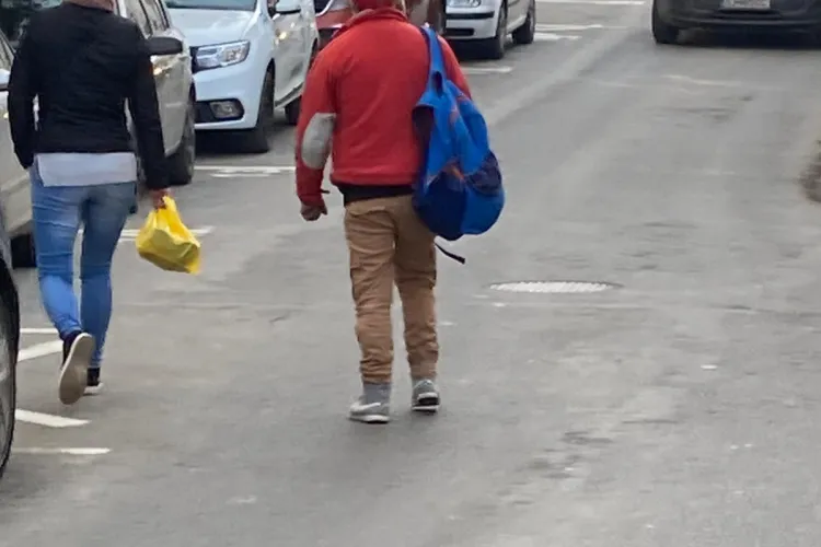 Pedofil reținut în Mănăștur, după ce mămicile din parc au făcut SCUT în jurul fetei. Una l-a urmărit, iar tatăl fetei l-a imobilizat - FOTO   